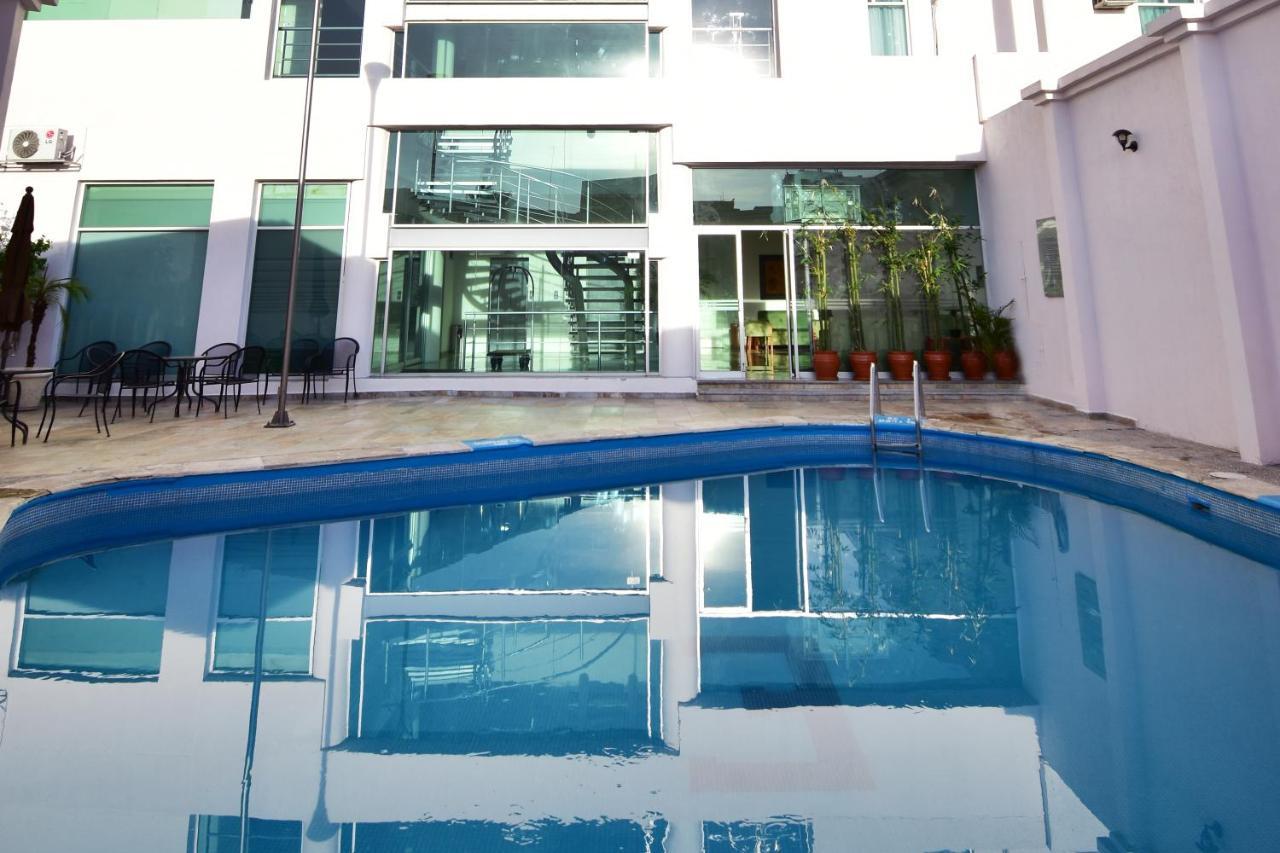 Mision Leon Hotel Bagian luar foto