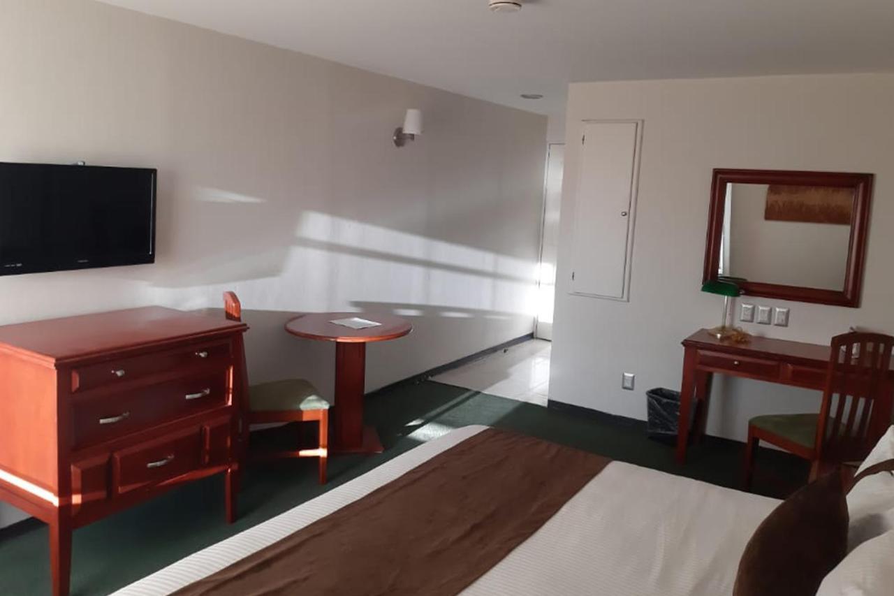 Mision Leon Hotel Bagian luar foto