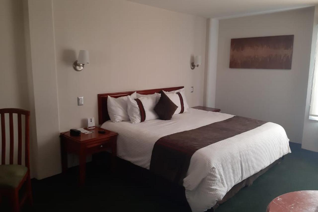Mision Leon Hotel Bagian luar foto