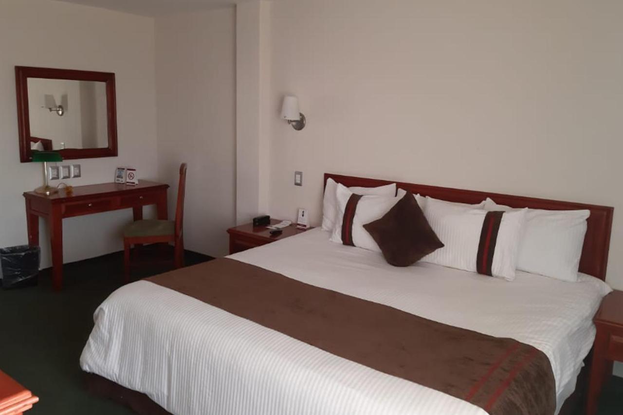 Mision Leon Hotel Bagian luar foto