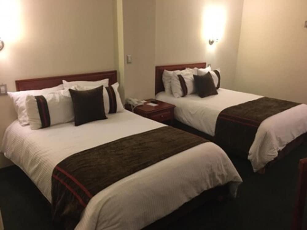 Mision Leon Hotel Bagian luar foto