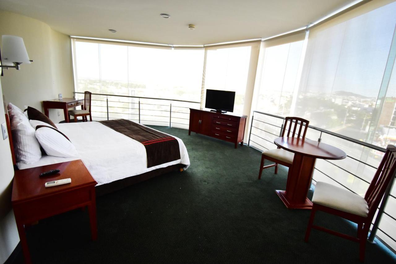 Mision Leon Hotel Bagian luar foto