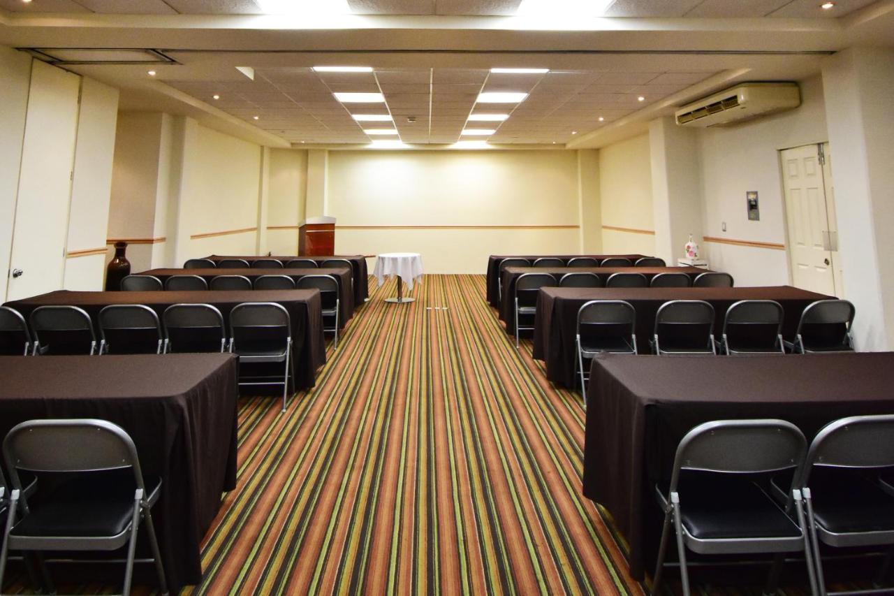 Mision Leon Hotel Bagian luar foto