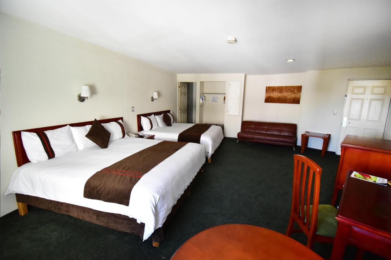 Mision Leon Hotel Bagian luar foto
