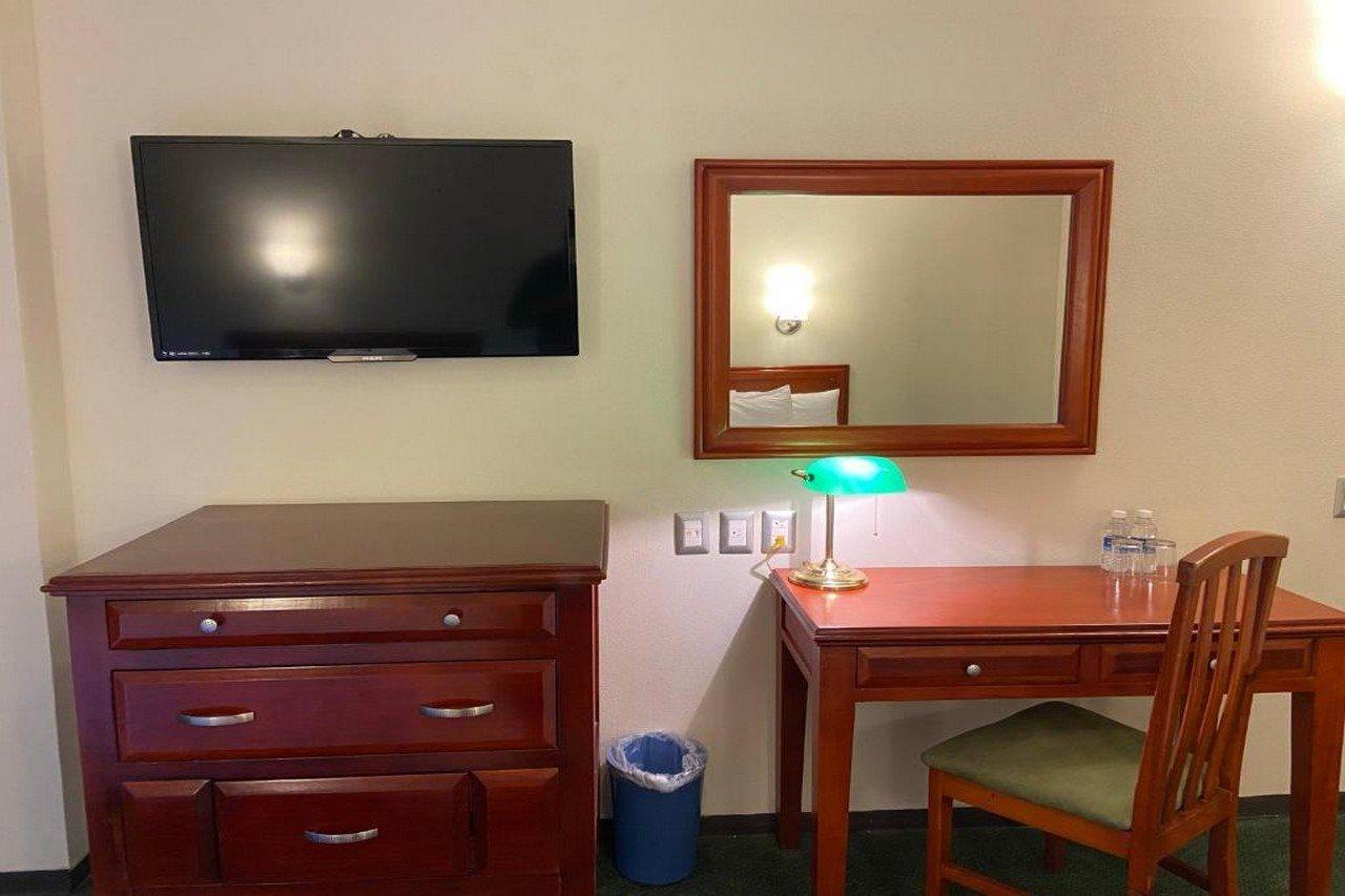 Mision Leon Hotel Bagian luar foto