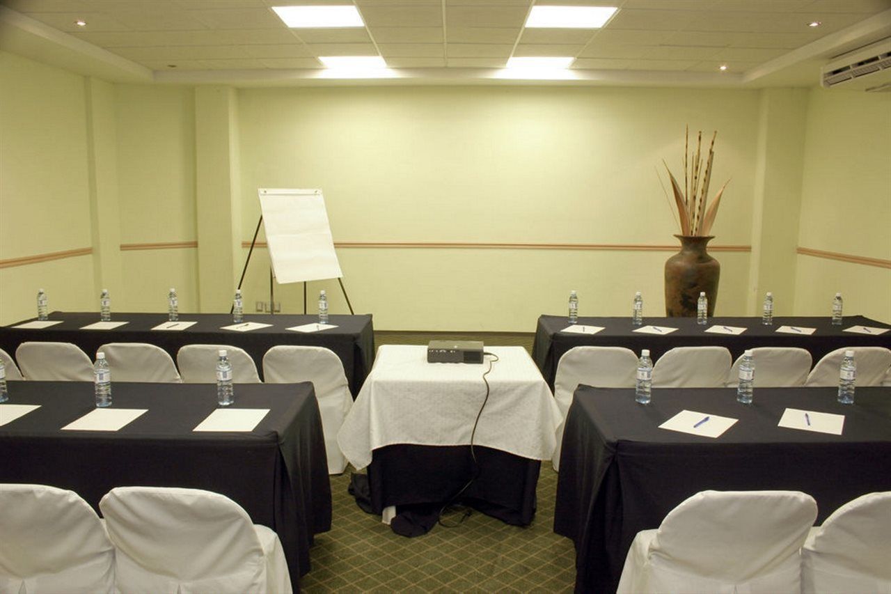 Mision Leon Hotel Bagian luar foto