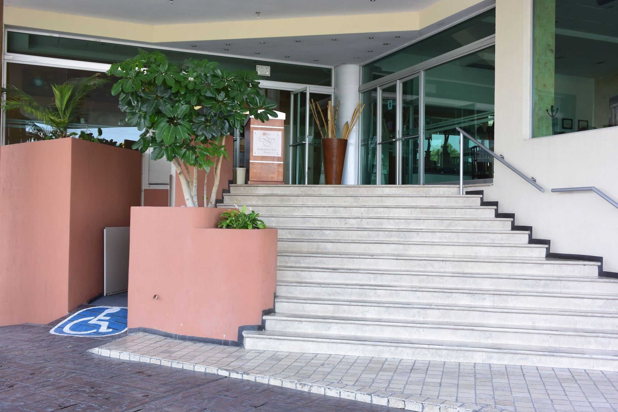 Mision Leon Hotel Bagian luar foto